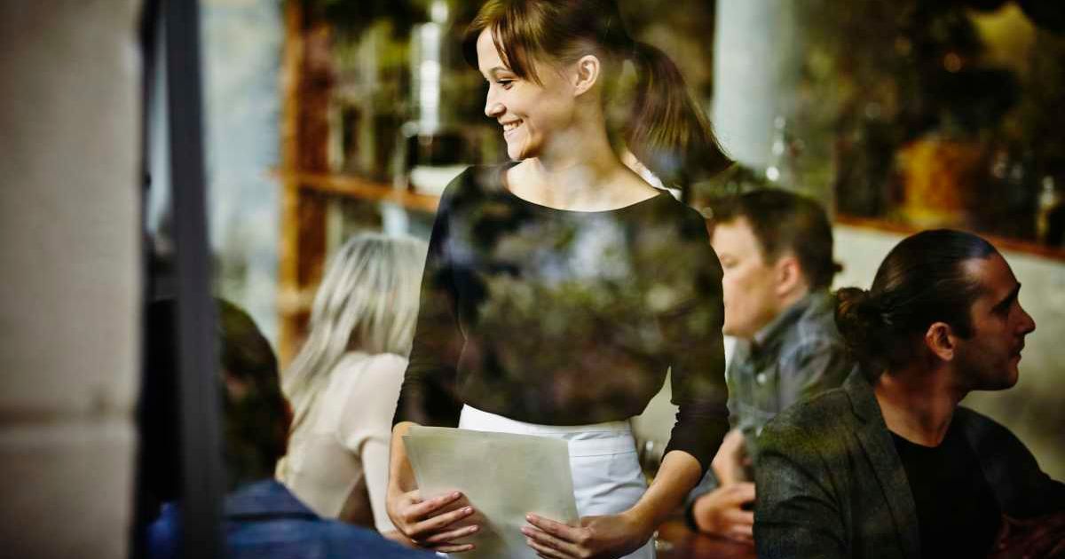 Waitress got a handwritten note from elderly couple mid-shift — and broke down after reading it