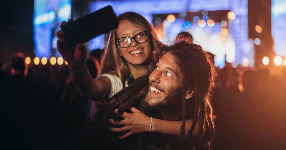 Woman saw boyfriend getting nervous at a concert, then realized why when he got down on one knee