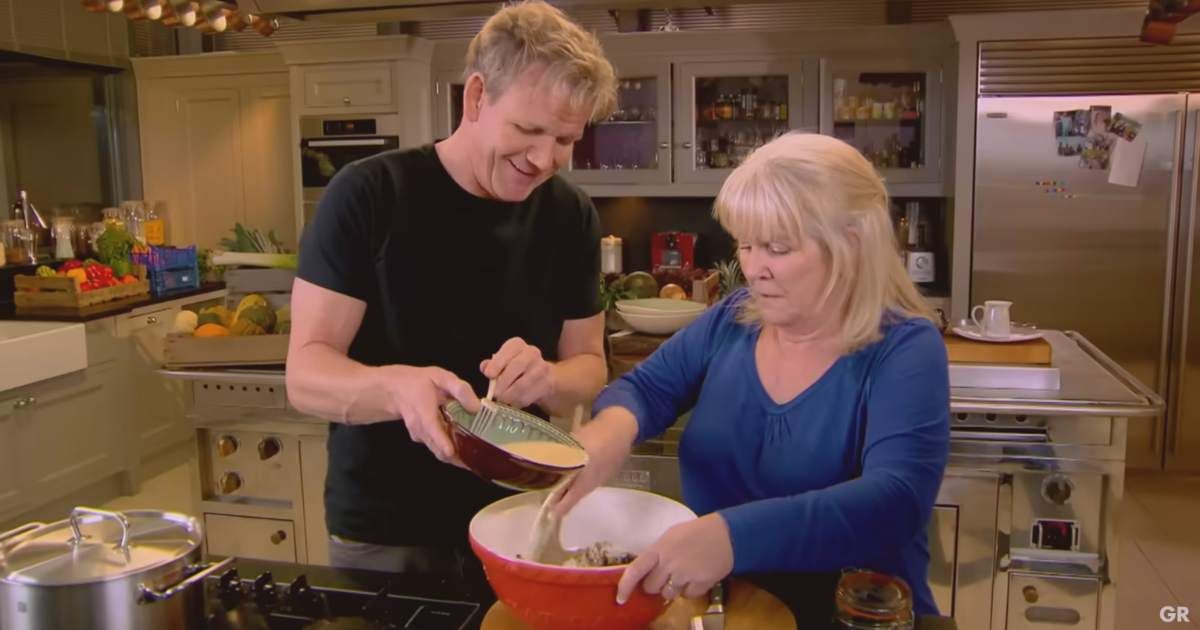 Gordon Ramsay trash-talked his mom during their apple pie showdown. Her one basic test proved to be the ultimate mic-drop