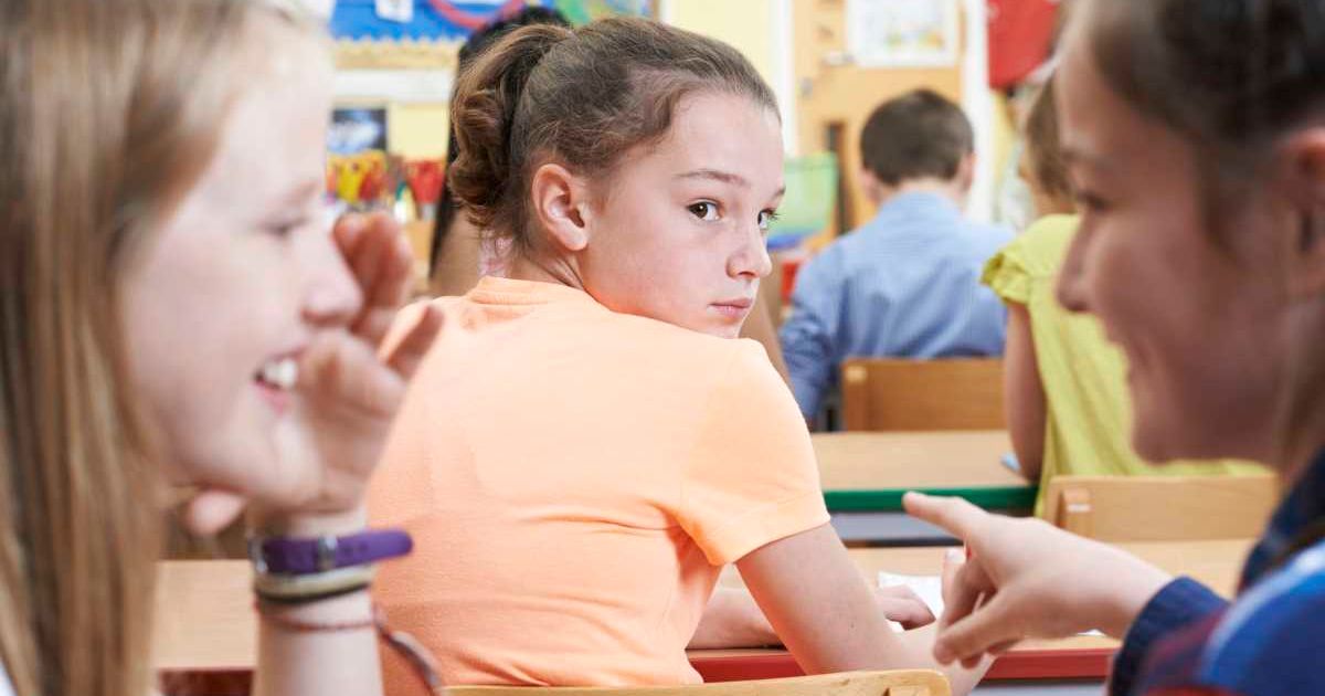 Psychotherapist teaches teenagers 3 basic steps to spot 'mean girls' in high school