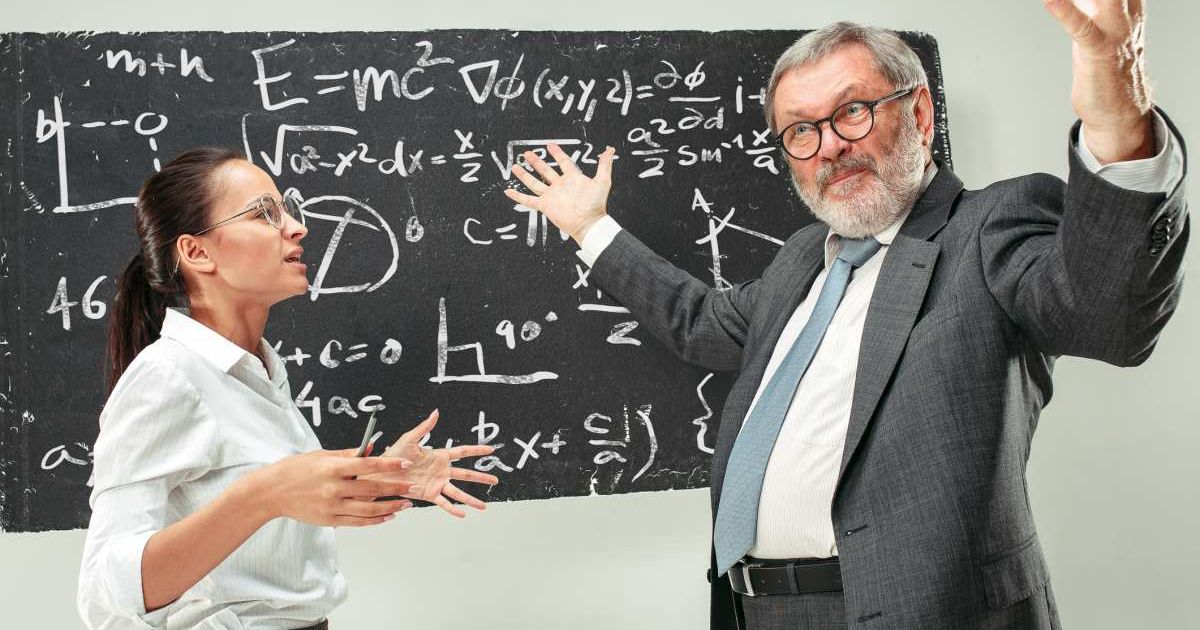 Mansplaining coworker kept interrupting teacher's class until her comeback had students cheering