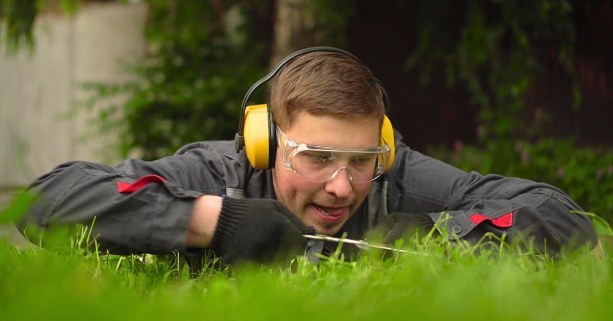 HOA instructs man to 'only mow in straight lines,' so he decided to give them a show of a lifetime