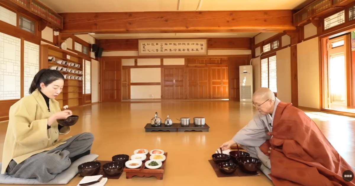 This Korean Buddhist custom of eating from four bowls in silence that can make you happier