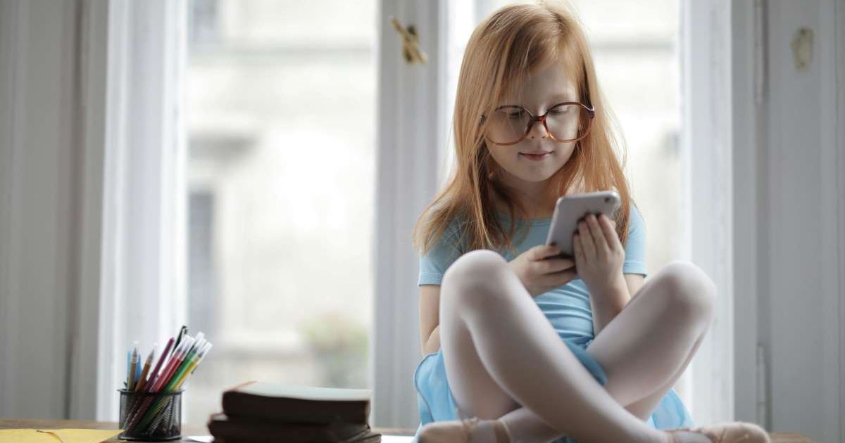 Brave 5-year-old calls 911 to save dad’s life — what she said next during the call stunned the responder