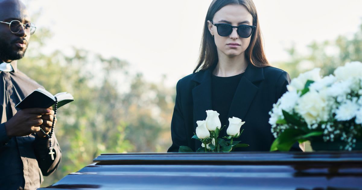 Debt collection agency demands woman put her long-deceased dad on the phone — so she maliciously complied