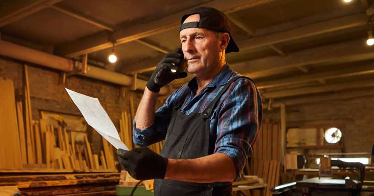 Carpenter discovers a 'bottled message' hidden in a 150-year-old wall, then finds the woman who wrote it