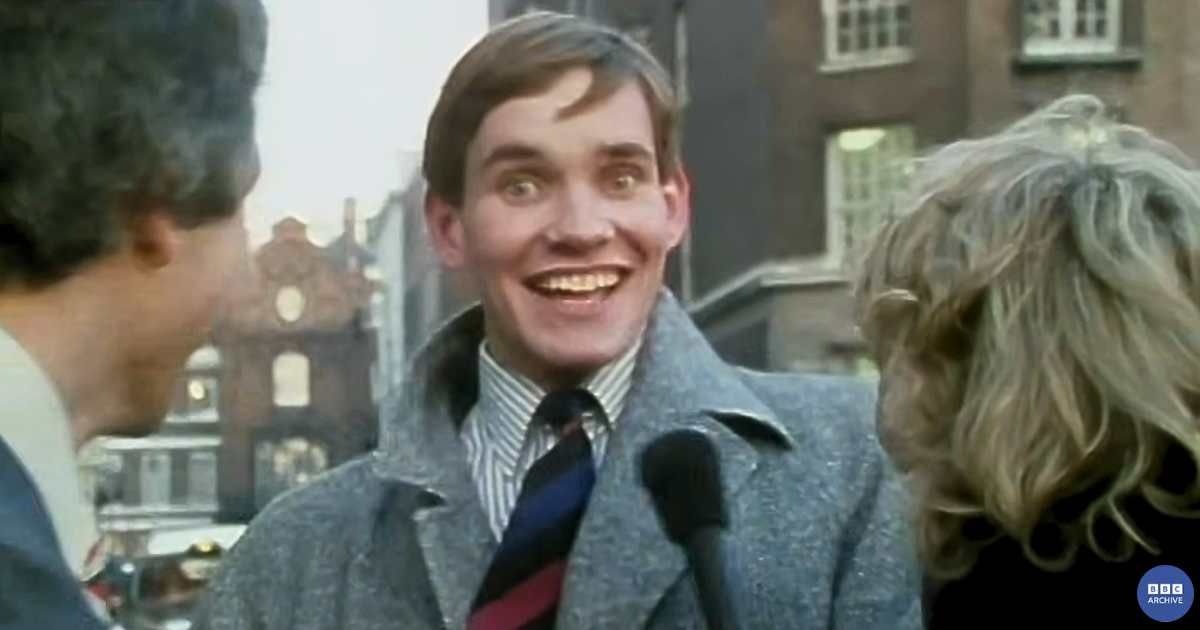 In a 1986 experiment, a body language expert found 4 subtle signs that reveal upper-class people