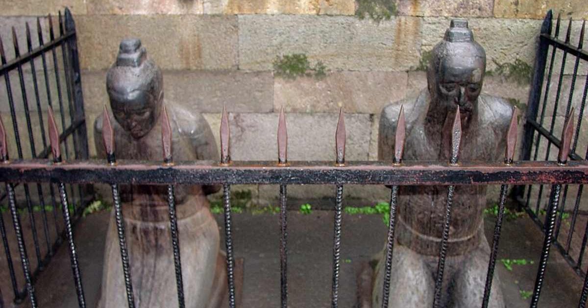 Tourists can't stop slapping these statues in China. The reason goes back 900 years