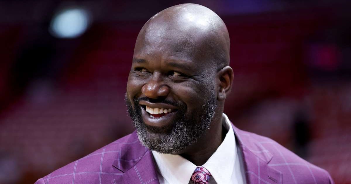 Rude customer berated waitress over mistaken order, unaware Shaq was seated behind him. The 7-feet NBA star uttered one line that shut him up