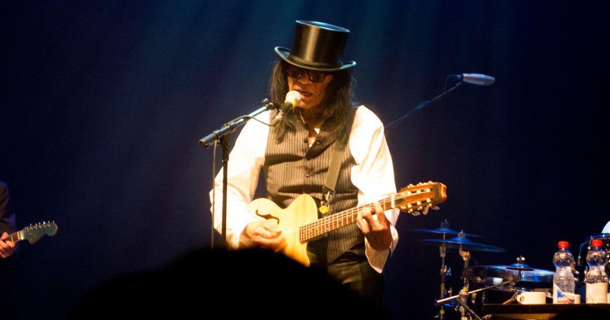 Singer called himself a flop for selling only 6 CDs. For 30 years, he had no idea a nation was searching for him