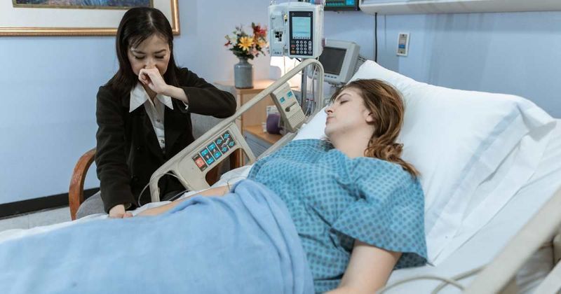 Girlfriend was recovering from a near-fatal fall when her mom arrived — her boyfriend quietly hit record and captured something unforgettable