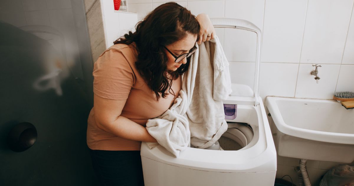 She hauled her dirty laundry for 66 minutes before removing a stranger's clothes from the common dryer. Their angry note made things personal