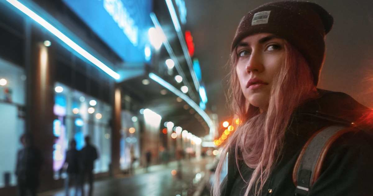 Hotel kicked out a solo female traveler at 3 am after canceling her room mid-flight. Her viral video triggered an apology that only made things worse