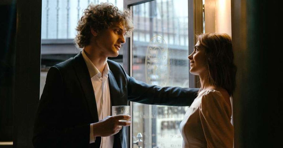 Woman hit it off with 'perfect stranger' who approached her at the bar — until random woman tapped her shoulder and asked one question
