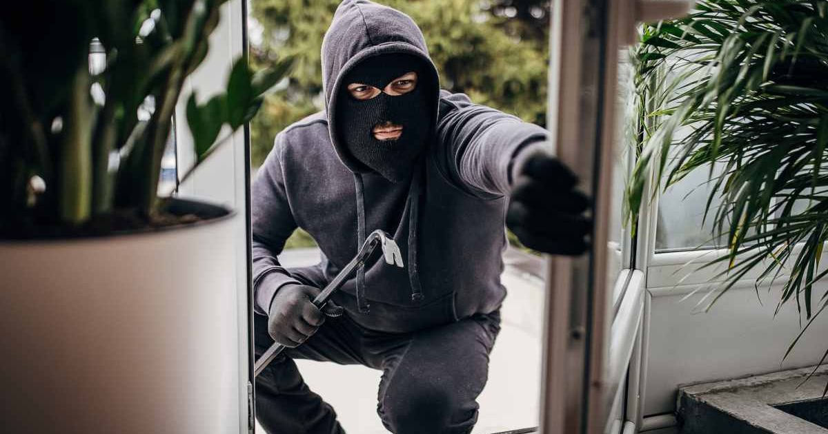 Thief returns couple's Xbox along with $50 for breaking their window. His apology note revealed why he couldn't go through with it