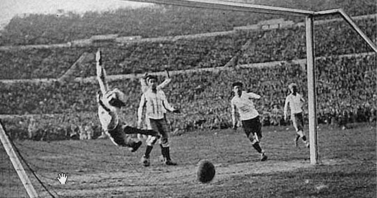Photographer captures World Cup using a camera built during FIFA's first tournament in 1930