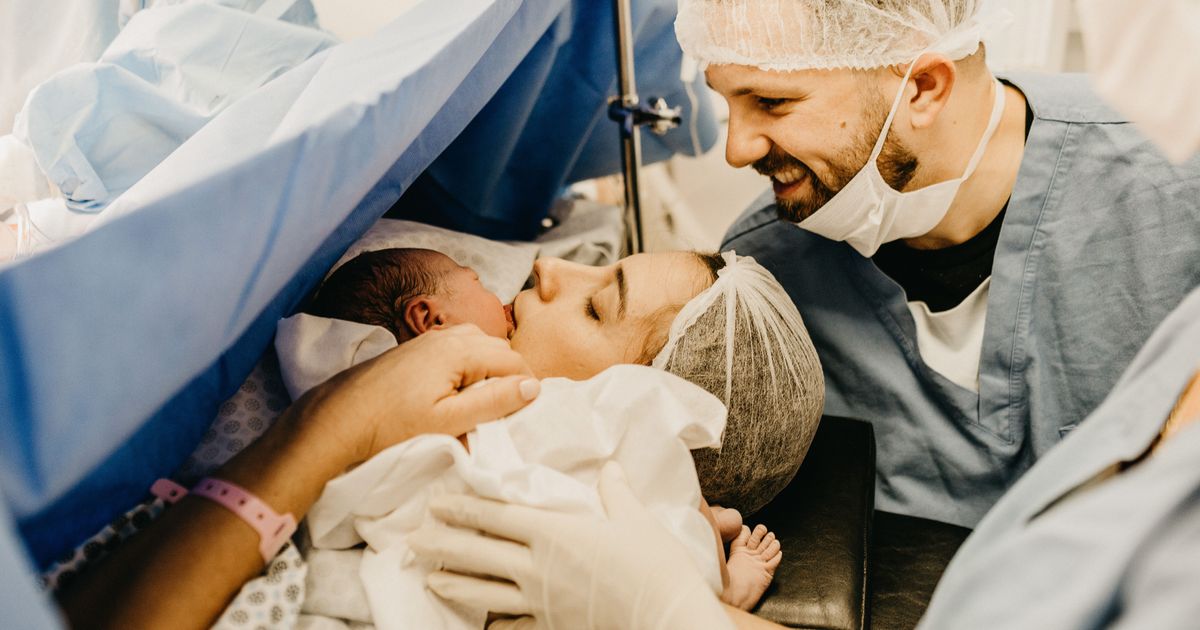 Man gets slammed for drinking water while his partner was in labor. Then a nurse explained why he is actually a 'walking green flag'