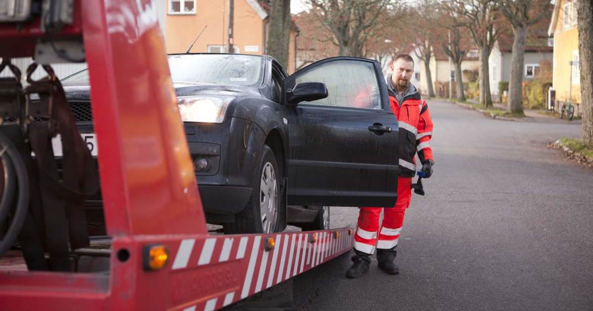 Airbnb hosts advertised their neighbors’ private parking as 'free.' Guests ignored the giant warning signs — then woke up to find their cars missing