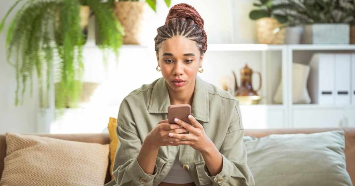 She answered her boyfriend’s FaceTime call on his iPad expecting his mom and found his other girlfriend instead — they both asked the same question