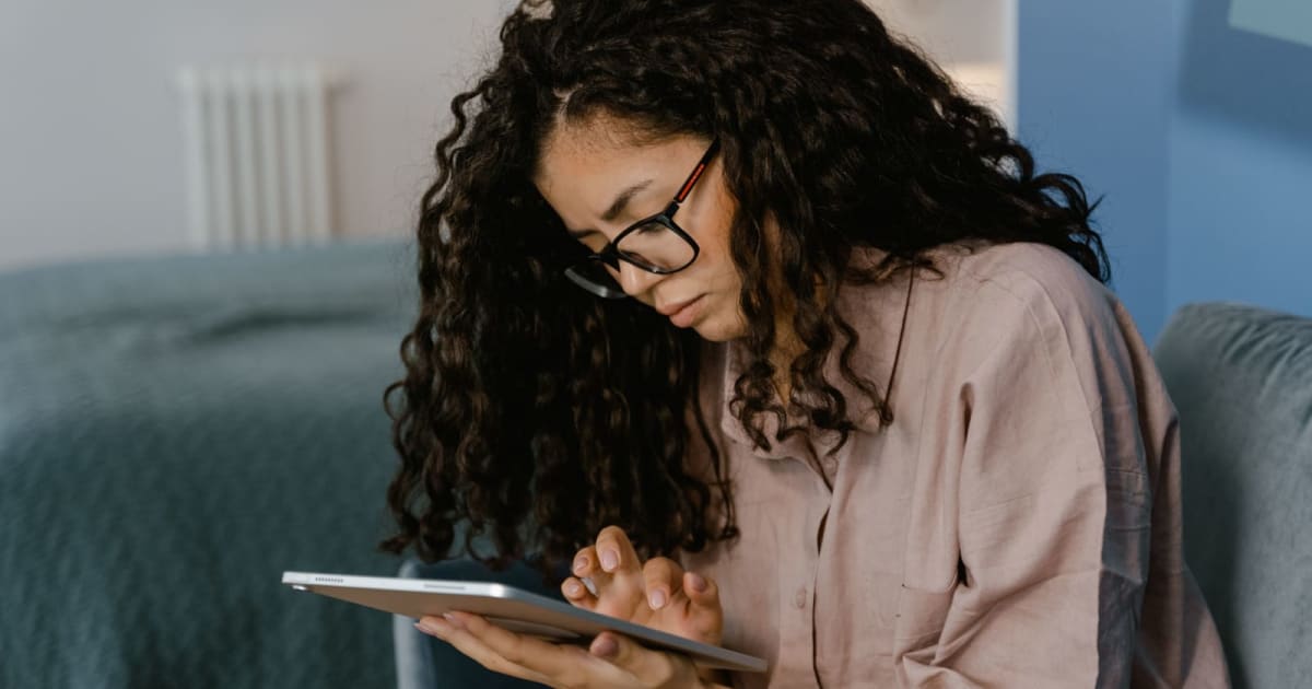 Woman finds a hidden iPad in the house she bought with her boyfriend. She saw a gym girl's text —but it was his question exposed the affair