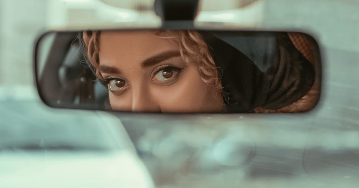 Woman noticed strange circles covering her boyfriend’s car mirror. One detail about the marks told her another woman had been sitting there