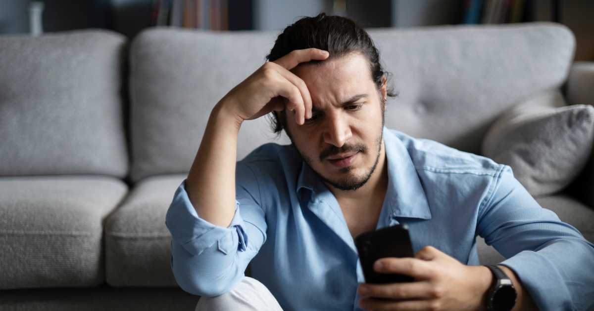 Neighbor asked him to text her husband that she was having a drink at Mike's. He texted the wrong Dave and accidentally blew up his marriage