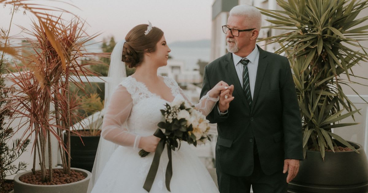 Grandpa gave the bride his late wife’s rosemary — then whispered something to it that made her hug him even tighter