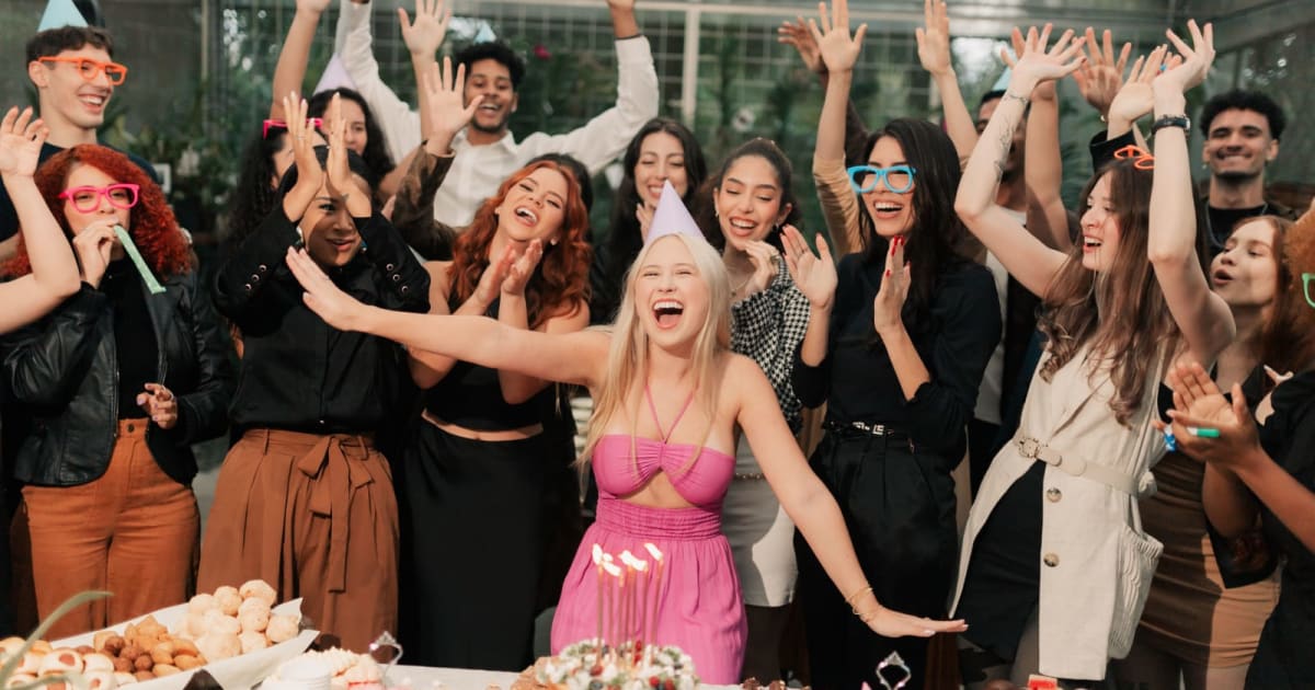 Best friend secretly planned to humiliate the birthday girl with an embarrassing slideshow — she found out beforehand and added one screenshot