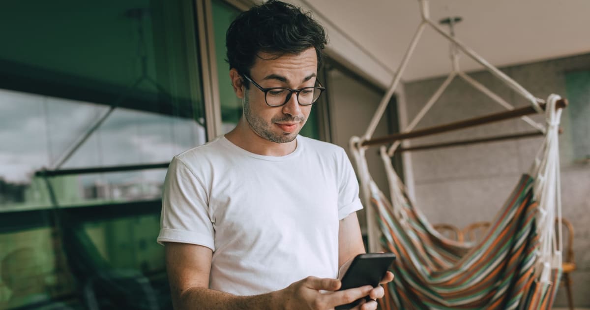 He saw a stranger leave his girlfriend’s side the moment he walked into the bar. Days later, a text thread on her phone explained why