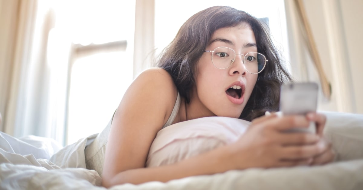 She searched her name on fiancé’s iPad while planning the wedding and found cruel texts from her in-laws. What they revealed about him hurt more