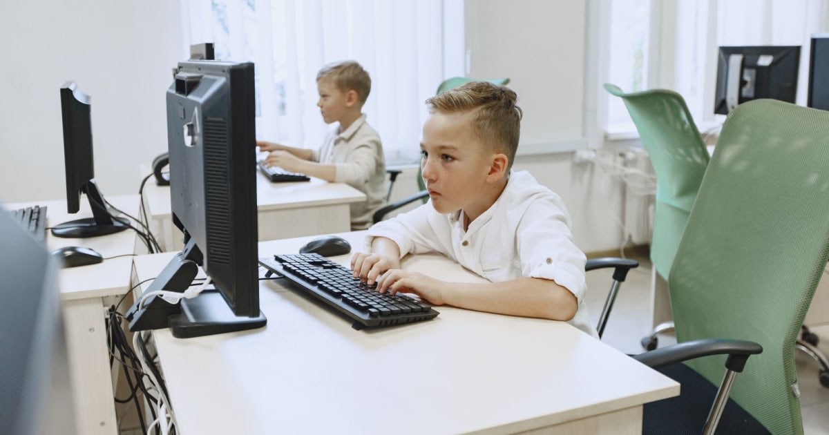 Student emailed author her graphic novel 'sucks.' She replied: 'Dude, don't send from your school email'