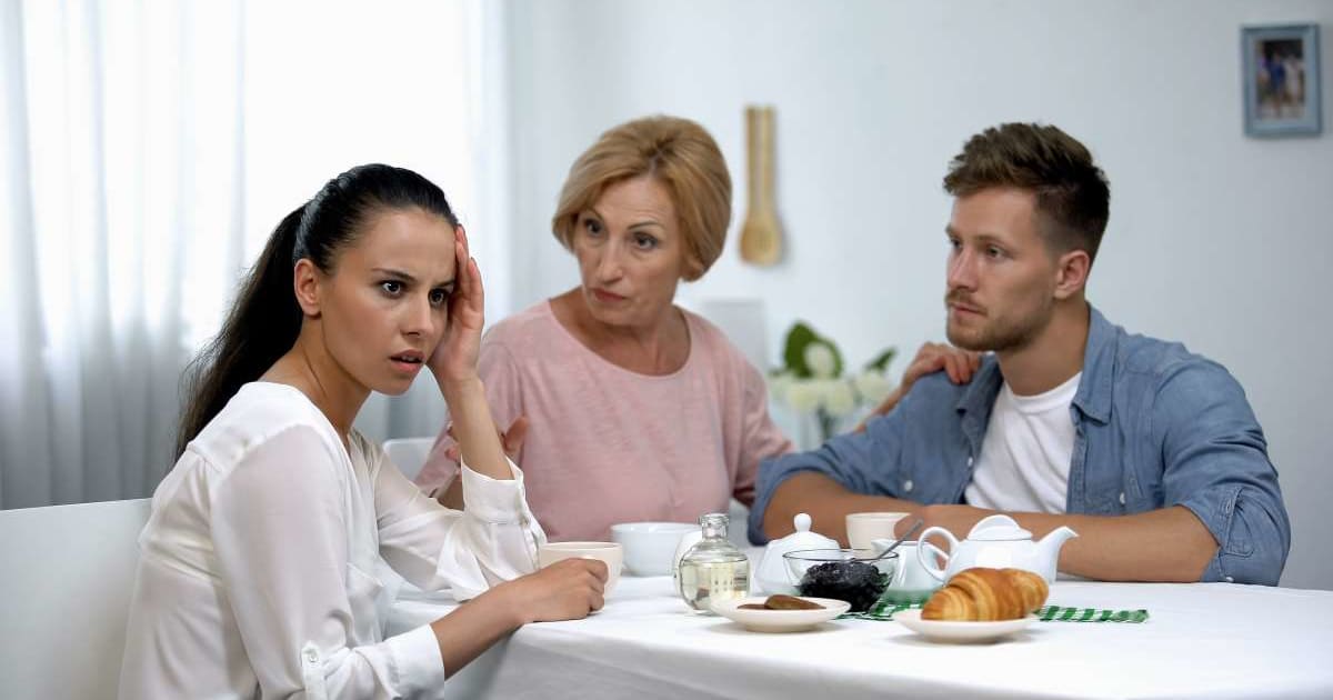 MIL insisted on paying for the rehearsal dinner — then an aunt’s question to the bride about Venmo exposed a secret wedding-money arrangement