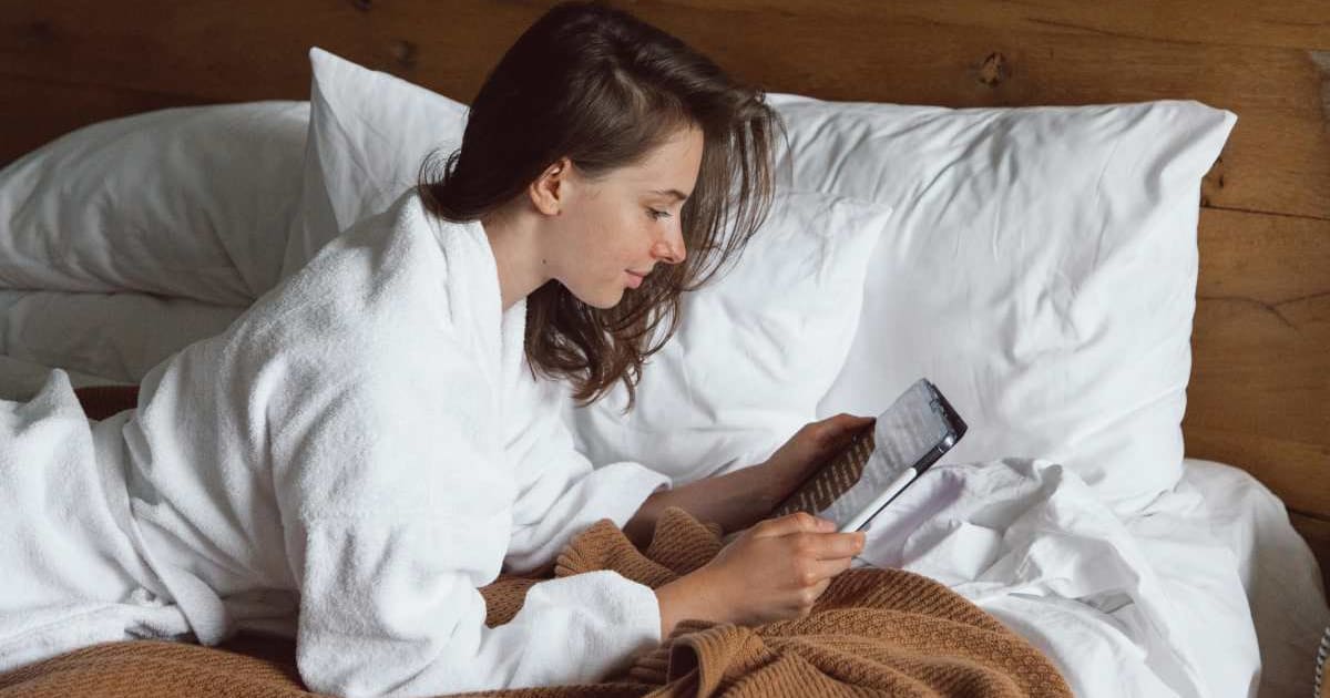 She flew 5000 miles to visit fiancé after months apart. Next morning, she saw an 'availability' text on his iPad — and froze after Googling the number