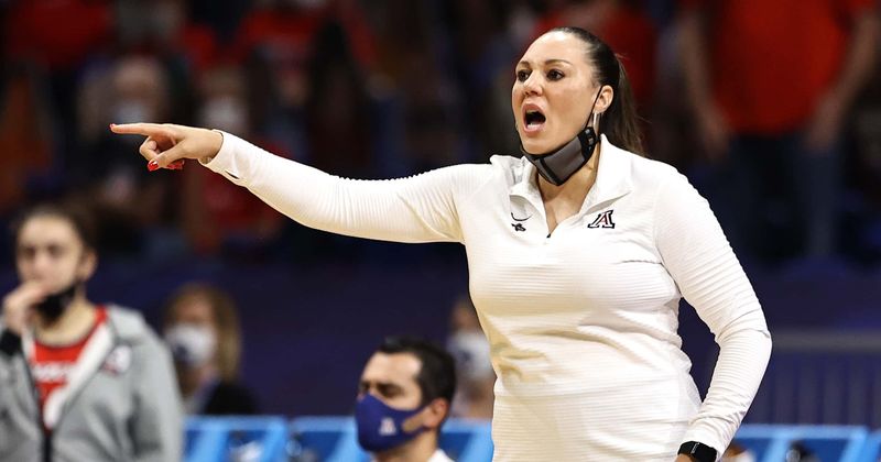 Arizona coach pumps breast milk for her baby during halftime of NCAA Women's championship game