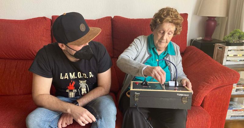 Grandson builds innovative, easy-to-use messaging machine for 96-year-old grandmother