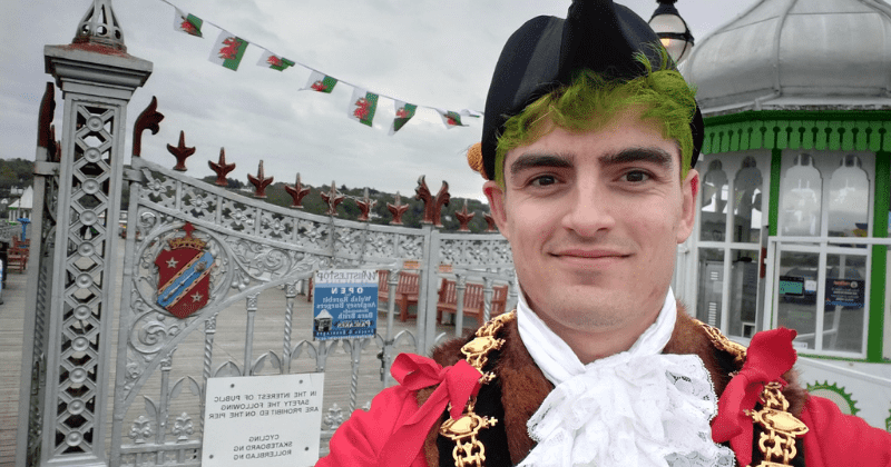 World's first nonbinary and genderqueer mayor unanimously elected to city council