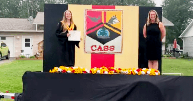 Teacher built a portable stage and drove to every student's home to host their graduation ceremony