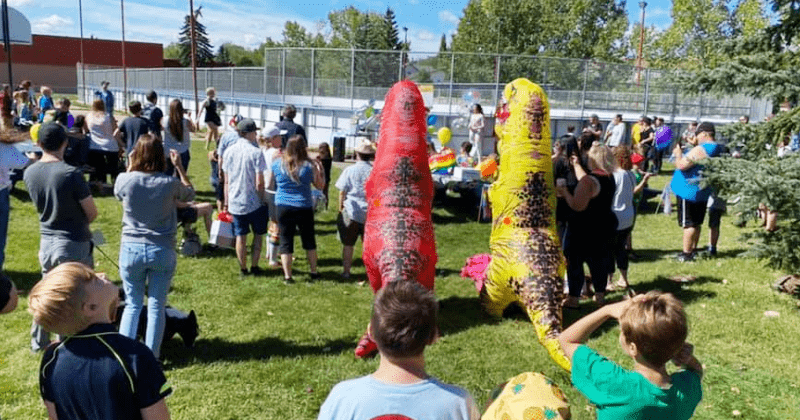 Boy's friends left him when he came out. So park full of strangers came together to celebrate his b'day.