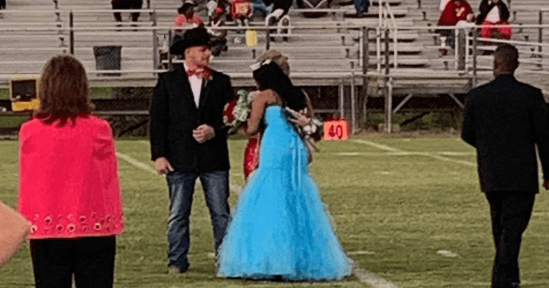 Homecoming queen takes her crown off, gives it to her friend who lost her mom to cancer that day