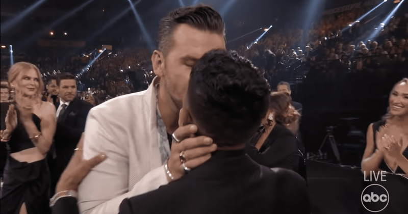 TJ Osborne kisses boyfriend at 2021 CMA Awards in historic moment: 'Love wins tonight'