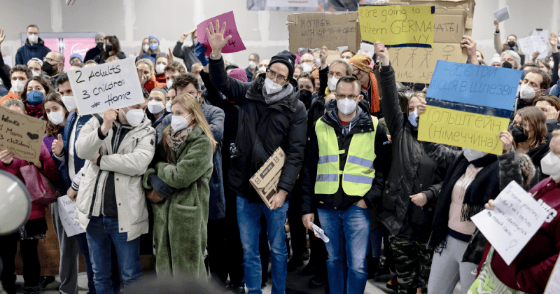 Thousands of Germans wait at train station to welcome Ukrainian refugees, offer them place to stay