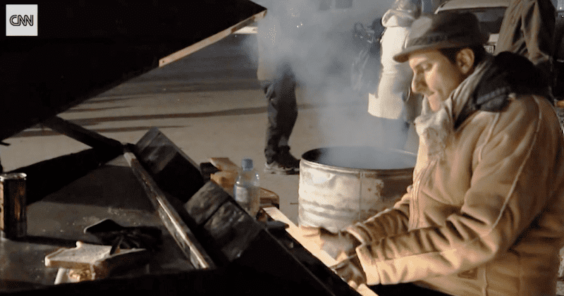 'Piano Man' travels 5000 miles to play his piano for Ukrainian refugees at the border