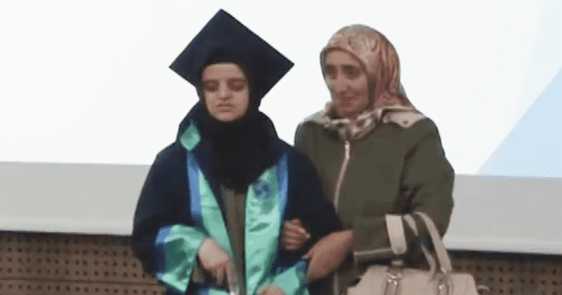 Mom who read notes to visually impaired daughter for 4 years given an honorary graduation certificate