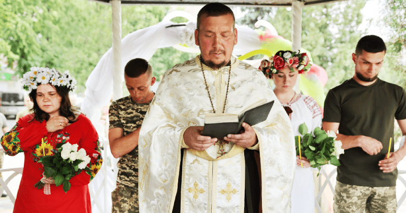 Two Ukrainian army couples who met during the war tie knot in double wedding: 'Life goes on'