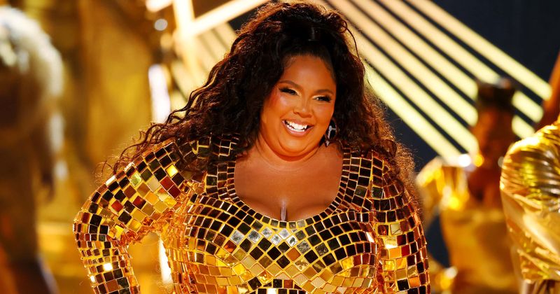 Lizzo dedicates her People's Choice award to 17 women activists in powerful speech: 'Give them flowers'