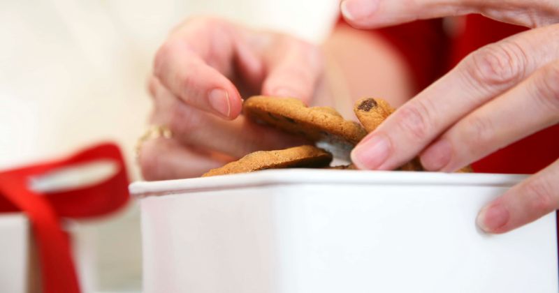 Kind woman has been leaving biscuits out for garbage men every week for 50 yrs as a token of appreciation