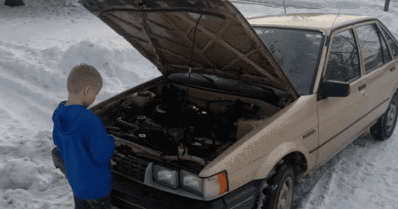 Autistic kid only speaks when around an old car so his neighbor lets him play 'mechanic'