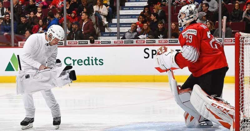 Camouflaged cameraman becomes a crowd favorite at the junior men's hockey championship