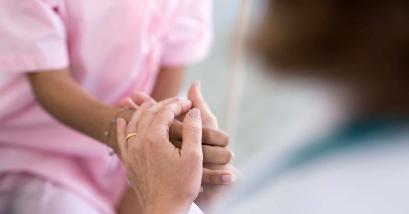 Woman selflessly donates kidney to a stranger across the country: 'A way I could give back'