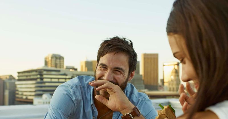 Women can now tell if a man is single just by taking a whiff, study suggests